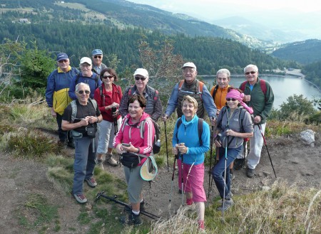 Les randonneurs devant le lac blanc